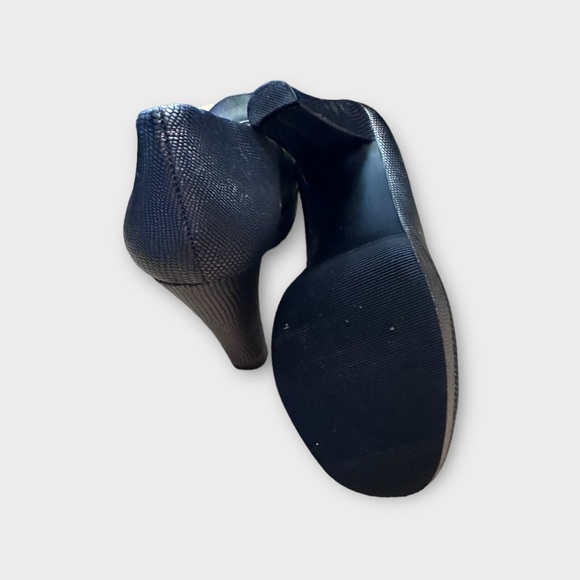 Calvin Klein Women’s Gunmetal Silver Size 7 Pumps - Gently used - 4.5" heel 👠 - Picture 7 of 8